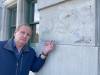 KELLY-ANNE RIESS / FREE PRESS
                                Now you see it, now you don&rsquo;t. Winnipeg escape artist Dean Gunnarson stands where a historic plaque commemorating the founding of the International Brotherhood of Magicians once hung before mysteriously disappearing earlier this week.