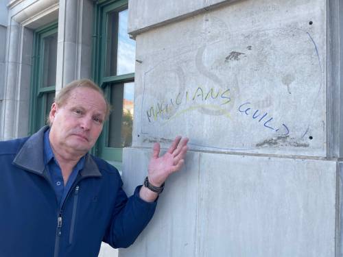 KELLY-ANNE RIESS / FREE PRESS
                                Now you see it, now you don&rsquo;t. Winnipeg escape artist Dean Gunnarson stands where a historic plaque commemorating the founding of the International Brotherhood of Magicians once hung before mysteriously disappearing earlier this week.