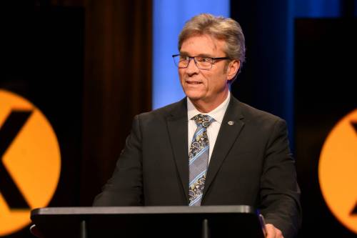 (Mike Sudoma / Free Press)
                                Mayoral candidate Kevin Klein prepares for Wednesday evening&rsquo;s mayoral debate.