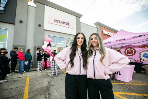(Mikaela MacKenzie / Free Press)
                                Franchisees Kristina Bighill (left) and Paulina Coombs run Crumbl&rsquo;s first Winnipeg location.