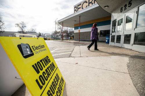 A voter walks into the Fort Rouge Leisure Centre polling station on Wednesday. (Mikaela MacKenzie / Free Press)