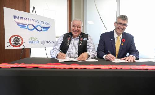 Ruth Bonneville / Free Press
                                Manitoba Métis Federation President David Chartrand (left) and Babcock Canada CEO Tony March sign a memorandum of understanding on Thursday.