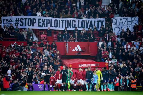 Dave Thompson / THE ASSOCIATED PRESS FILES
                                Manchester United fans protest against the club&rsquo;s majority owners, the Glazer family. The players were booed off the pitch last Sunday after dropping a 3-0 decision at home to Bournemouth in Premier League play.