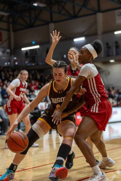 BROOK JONES / FREE PRESS
                                Manitoba Bisons forward Izzi Fust is blocked by Winnipeg Wesmen forward Jennifer Kallon on a drive Friday.